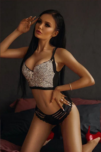 Tiffany - Bold Lady from Frankfurt inspires with sensual Striptease during a Sexdate