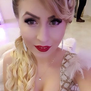 Raisa zierliche Edel Escort Dame mit diskret Poppen bietet Begleitservice Berlin