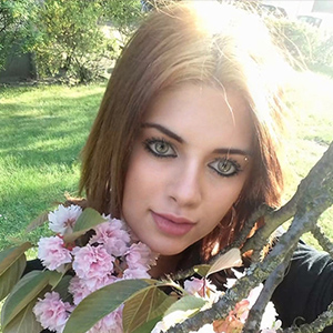 Elisabeth - Teen Callgirl aus Polen bietet Kuscheln und Schmusen beim Sex im Freien in Berlin an