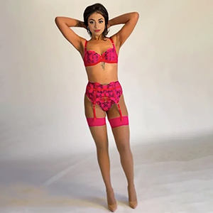 Ramina ein Escort Model in Köln mit jungendlichem Körper als soft Sklavin bestellen
